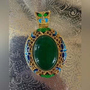 Elegant Green and Gold Dynasty Pendant